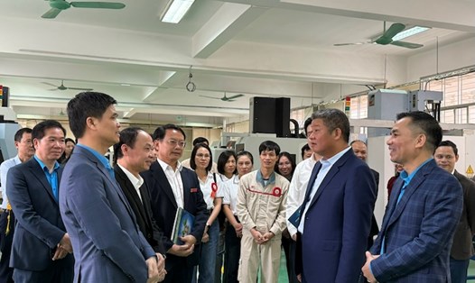 Phó Chủ tịch Tổng LĐLĐVN Ngọ Duy Hiểu (ngoài cùng, bên trái) trao đổi cùng Ban tổ chức và thí sinh tại hội thi. Ảnh: Ngọc Ánh