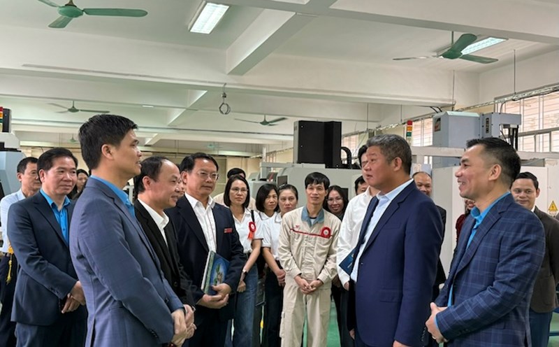 Vice President of the Vietnam General Confederation of Labor Ngo Duy Hieu (far left) discussed with the Organizing Committee and contestants at the contest. Photo: Ngoc Anh