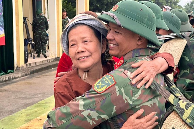 The warm hugs between the people and the army completing their mission at Phong Chau pontoon bridge. Photo: Brigade 249