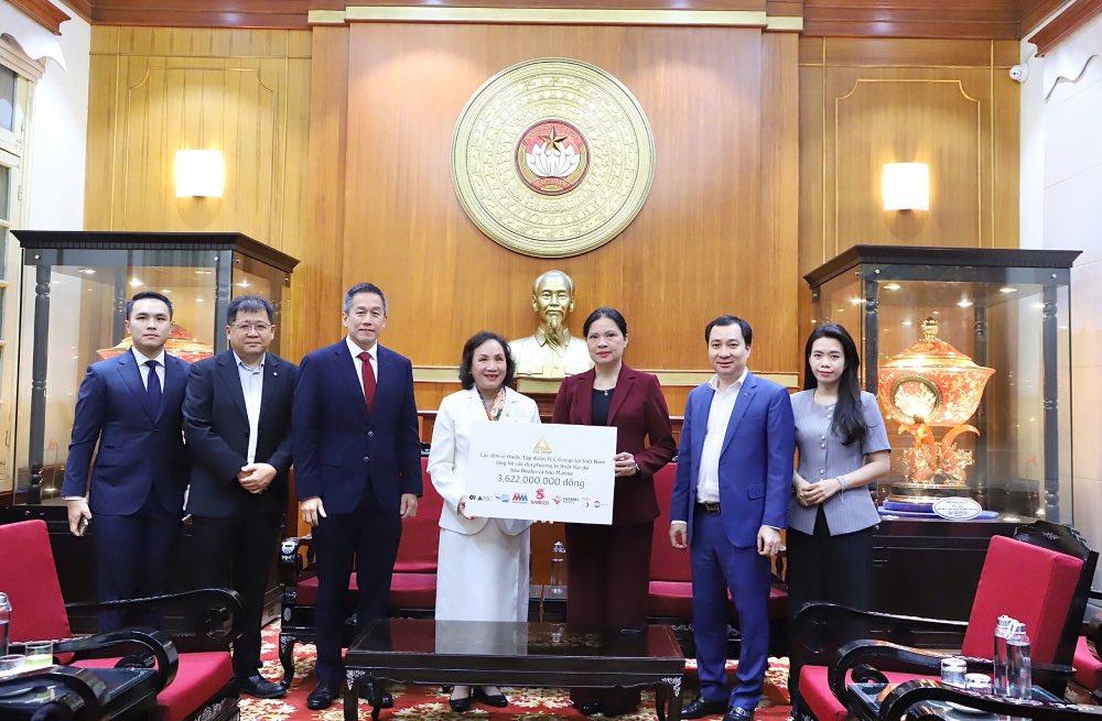 Bà Hà Thị Nga, Ủy viên Trung ương Đảng, Phó Chủ tịch Ủy ban Trung ương MTTQ Việt Nam tiếp nhận ủng hộ từ đại diện lãn đạo Tập đoàn TCC và SABECO. Ảnh: Minh Hiển  