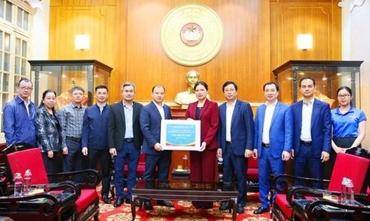 Bà Hà Thị Nga - Ủy viên Trung ương Đảng, Phó Chủ tịch Ủy ban Trung ương MTTQVN - tiếp nhận ủng hộ từ Bộ Văn hóa, Thể thao và Du lịch. Ảnh: Minh Hiển