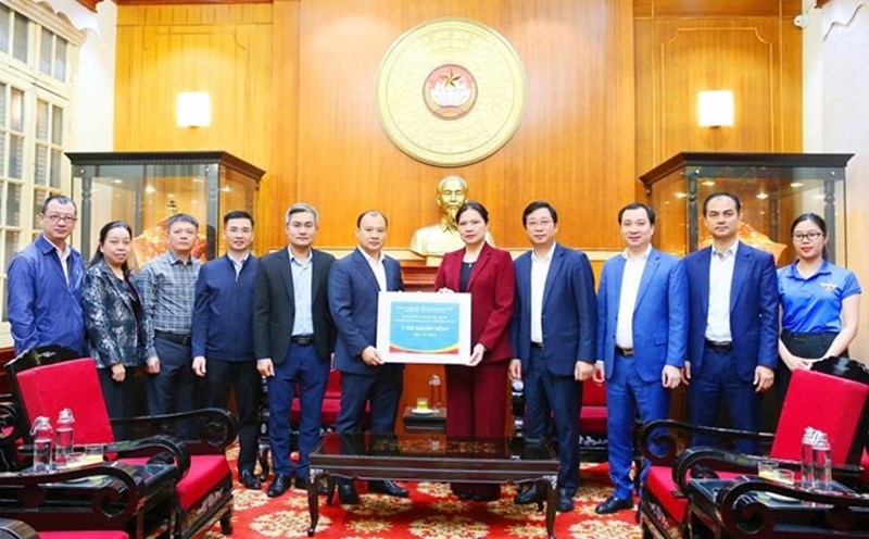 Ms. Ha Thi Nga - Member of the Party Central Committee, Vice President of the Central Committee of the Vietnam Fatherland Front - received support from the Ministry of Culture, Sports and Tourism. Photo: Minh Hien
