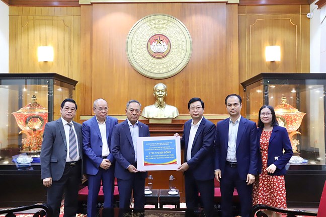 Dai su quan Viet Nam tai CHLB Duc va Hoi lien hiep nguoi Viet tai CHLB Duc ung ho dot 1 so tien hon 3,7 ti dong. Anh: Minh Hien
