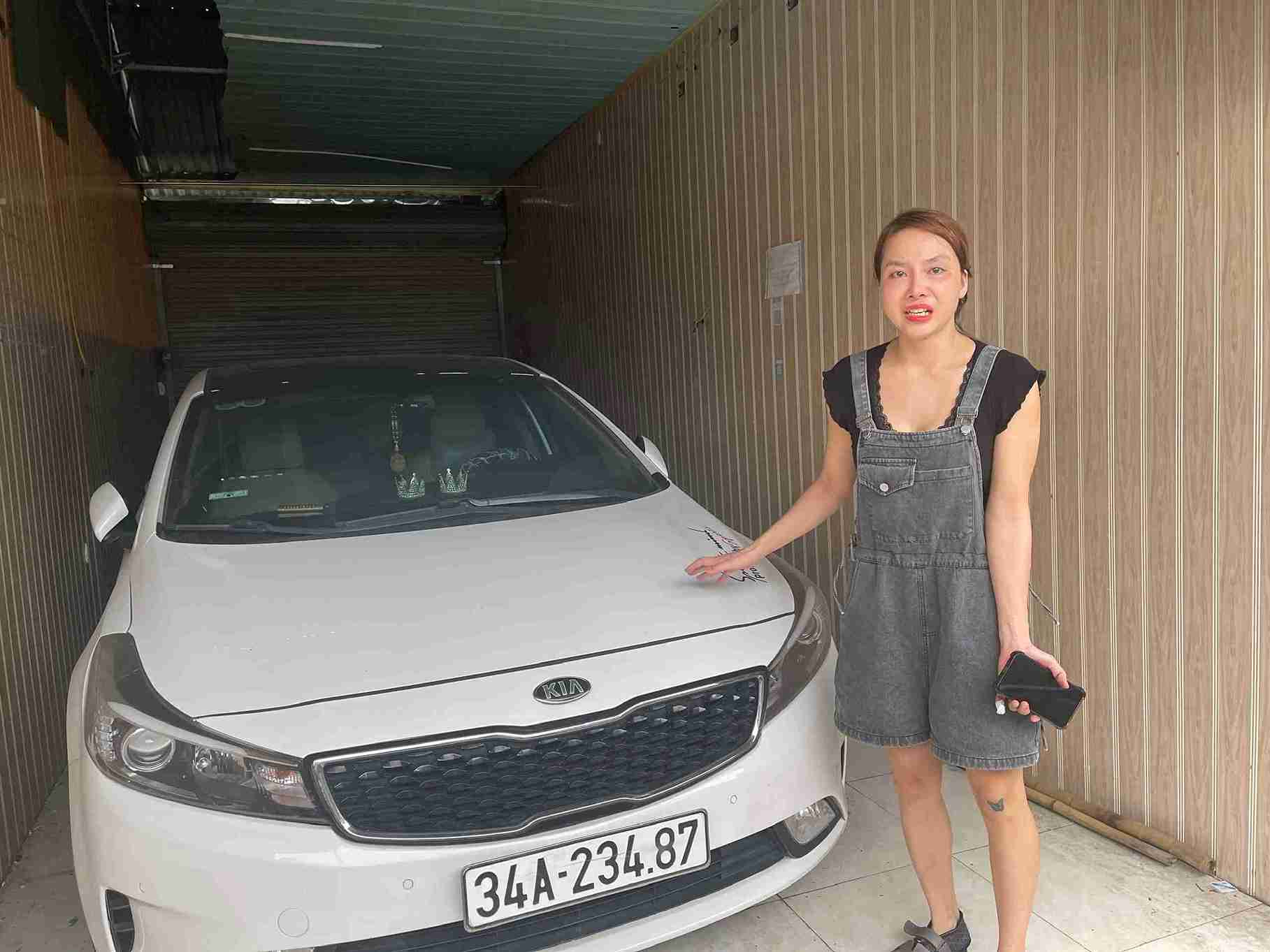Tieu thuong cho Kinh Mon buc xuc cho biet, oto bi giu lai trong khu cho. Anh: Hai Minh
