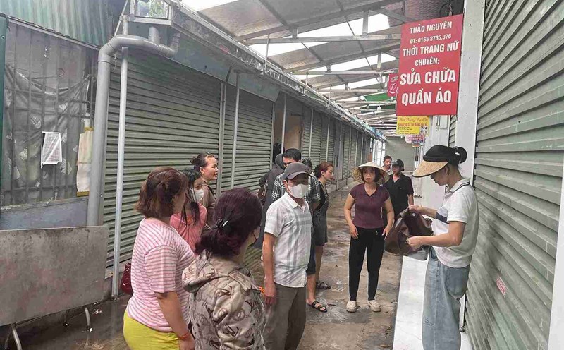Traders at Kinh Mon market (Kinh Mon ward, Hai Phong city) focused on reporting the obstruction of business. Photo: Hai Minh