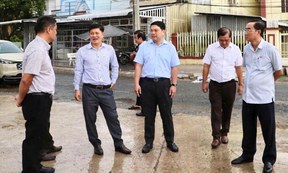 Pho Chu tich UBND tinh An Giang Le Trung Ho (giua) khao sat dia diem dung khan dai tai bo song Cai Lon, xa Go Quao. Anh: Ngoc Mai