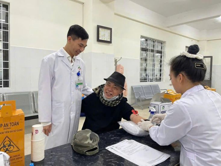 Doctor Nguyen Quoc Huy - Chairman of the Trade Union of Lao Cai General Hospital No. 2 - visited the patient. Photo: An Vi