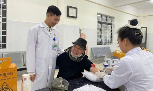 Bác sĩ Nguyễn Quốc Huy - Chủ tịch Công đoàn Bệnh viện Đa khoa số 2 tỉnh Lào Cai - thăm hỏi bệnh nhân. Ảnh: An Vi