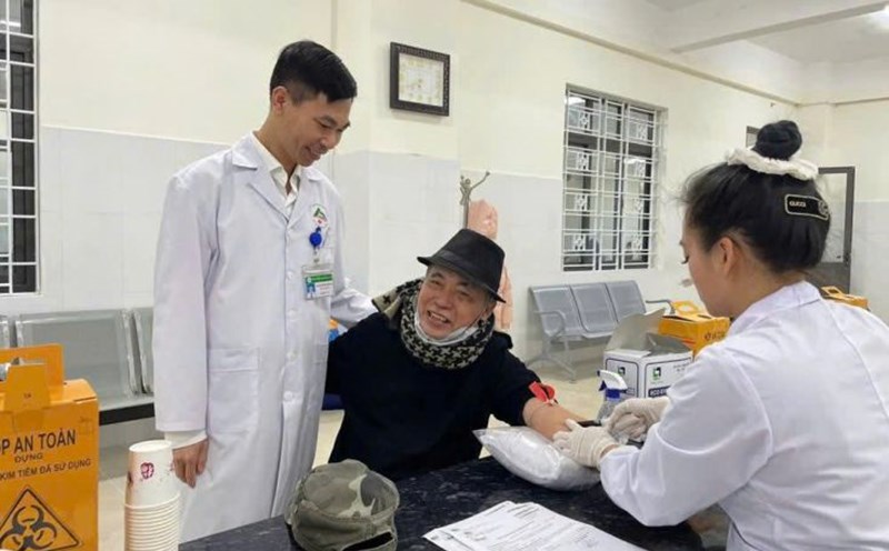 Doctor Nguyen Quoc Huy - Chairman of the Trade Union of Lao Cai General Hospital No. 2 - visited the patient. Photo: An Vi