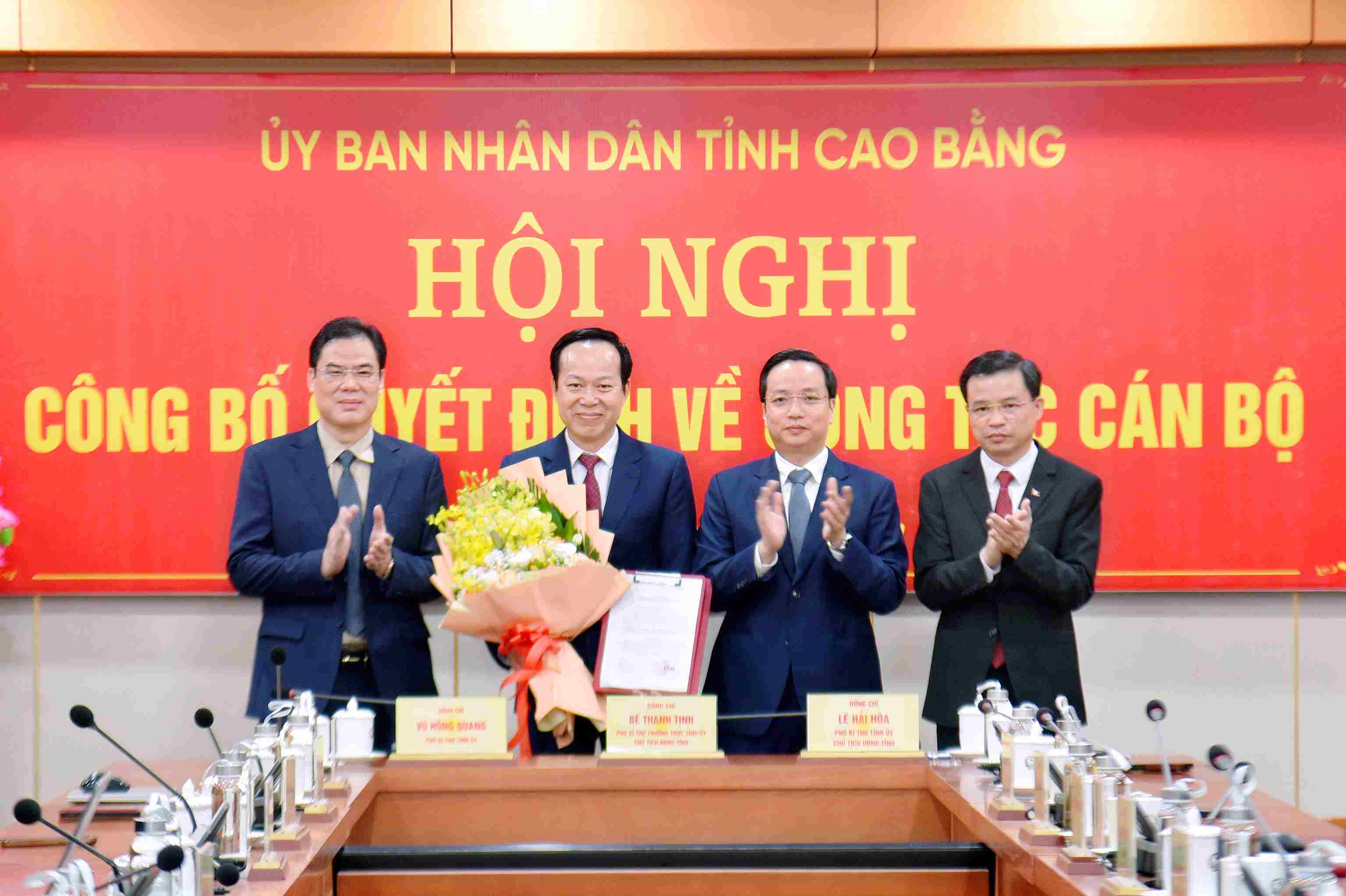 Authorized by the Prime Minister, the leaders of Cao Bang province presented the decision and presented flowers to congratulate the new Vice Chairman of the Provincial People's Committee Vu Dinh Quang. Photo: Vu Tiep