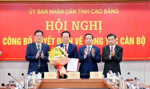 Thừa ủy quyền của Thủ tướng Chính phủ, lãnh đạo tỉnh Cao Bằng trao quyết định và tặng hoa chúc mừng tân Phó Chủ tịch UBND tỉnh Vũ Đình Quang. Ảnh: Vũ Tiệp