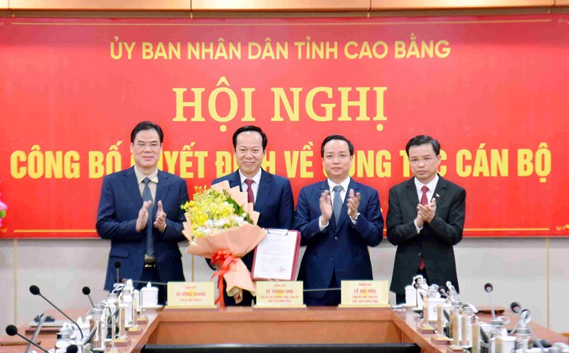 Authorized by the Prime Minister, the leaders of Cao Bang province presented the decision and presented flowers to congratulate the new Vice Chairman of the Provincial People's Committee Vu Dinh Quang. Photo: Vu Tiep
