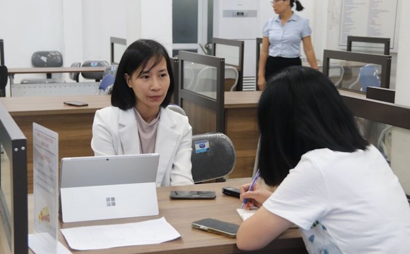 Ms. Luu Hoai Thu - Head of Human Resources Department of TCTEX Vietnam Co., Ltd. - at the Hanoi Employment Service Center. Photo: My Linh