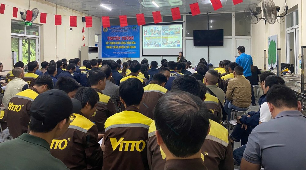 Online anti-fraud communication session for workers. Photo: Hue Trade Union