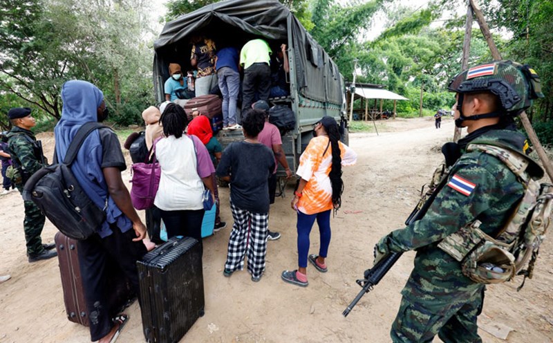 Thai soldiers put people from many different countries on a bus after crossing the Moei River, Mae Sot District, Tak Province (Thailand) on October 24. Photo: AFP