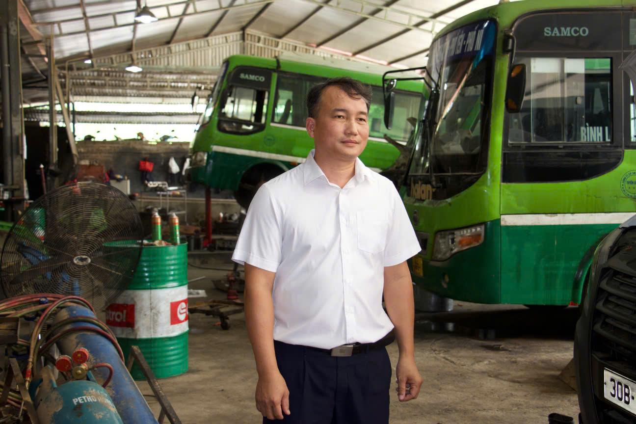 Ong Bui Trung Dung - Pho Giam doc Agribank Chi nhanh Thai Nguyen cung can bo xuong co so dong vien khach hang 