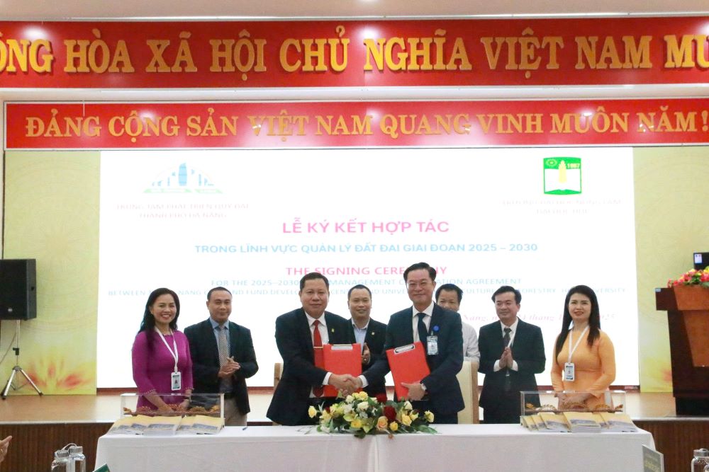 Mr. Vo Nguyen Chuong - Director of the Da Nang City Land Fund Development Center and Associate Professor, Dr. Tran Thanh Duc - Principal of the University of Agriculture and Forestry, Hue University both signed a cooperation minutes. Photo: Tran Thi
