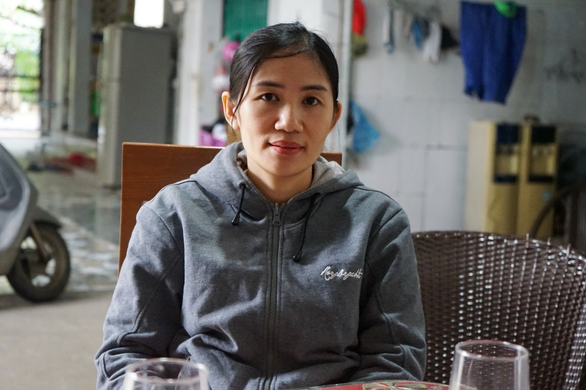 Chi Nguyen Thi Hang (nguoi dai dien cho cac cong nhan) trinh bay ve su viec bi cong ty no luong. Anh: Quach Du