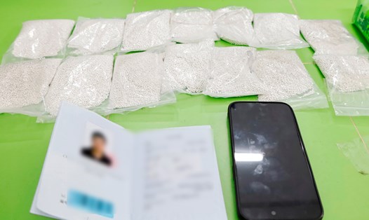 Số bạc bị bắt quả tang và các tang vật khác của vụ việc. Ảnh: Cổng TTĐT phường Móng Cái 1