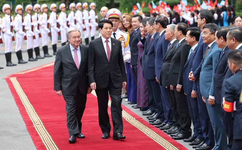 Politburo member and President Luong Cuong presided over the welcoming ceremony for United Nations Secretary-General Antonio Guterres. Photo: Hai Nguyen