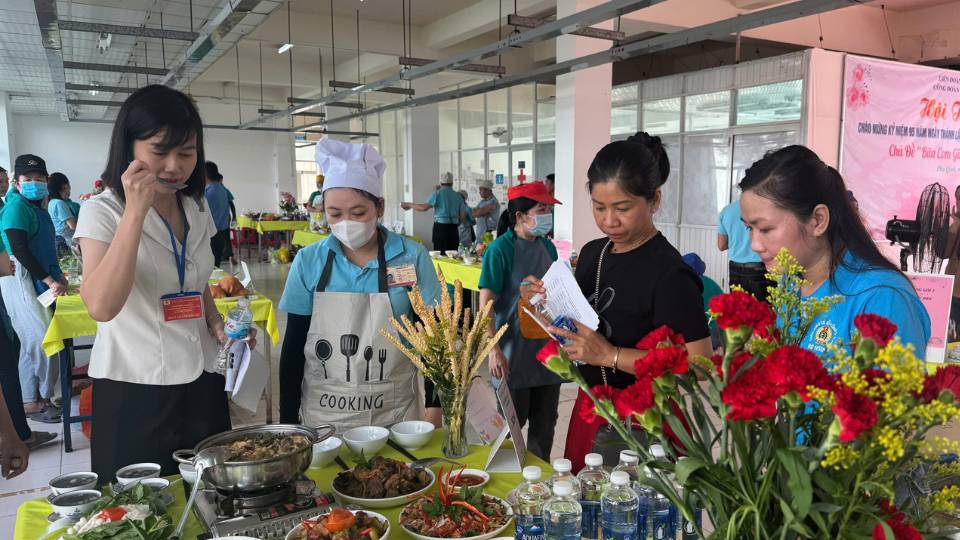 The contest "Family Meal - Connecting Love" attracted a large number of union members to participate. Photo: Hoang Loc