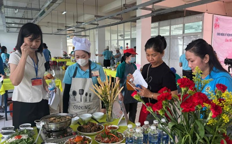 The contest "Family Meal - Connecting Love" attracted a large number of union members to participate. Photo: Hoang Loc