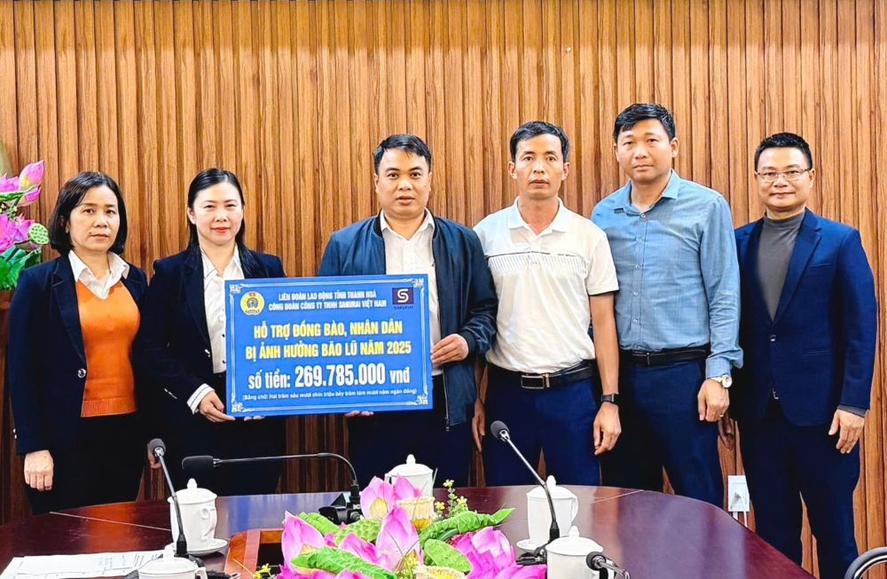 The leaders of Sakurai Vietnam Trade Union presented the donated amount to the Vietnam Fatherland Front Committee of Thanh Hoa province. Photo: Thanh Hoa Trade Union