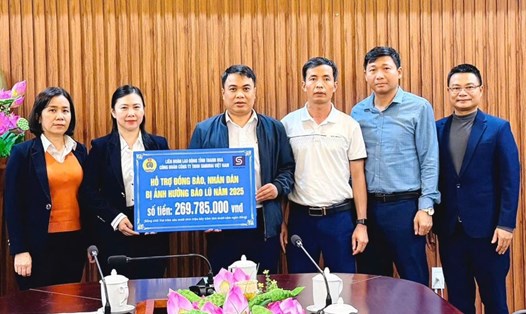 Lãnh đạo Công đoàn Sakurai Việt Nam trao số tiền quyên góp được đến Ủy Ban MTTQ Việt Nam tỉnh Thanh Hóa. Ảnh: Công đoàn Thanh Hóa