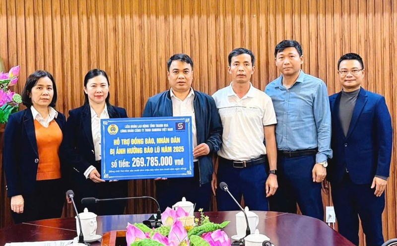 The leaders of Sakurai Vietnam Trade Union presented the donated amount to the Vietnam Fatherland Front Committee of Thanh Hoa province. Photo: Thanh Hoa Trade Union