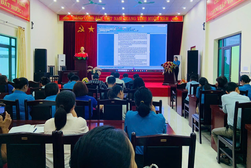 Gan 100 can bo cong doan tham gia tap huan. Anh: Tuan Hai