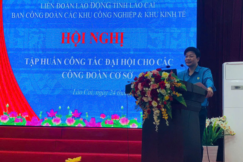 Lanh dao Ban Cong doan cac Khu cong nghiep va Khu kinh te tinh Lao Cai phat bieu ve cong tac chuan bi dai hoi. Anh: Tuan Hai