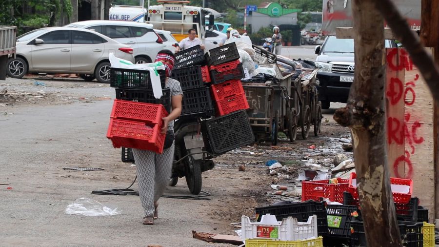 Nguoi dan vo tu vut rac ra tai khu vuc thuoc Du an xay dung tuyen duong noi tu pho Do Duc Duc den pho Me Tri (phuong Tu Liem, Ha Noi). Anh: Nguyen Linh