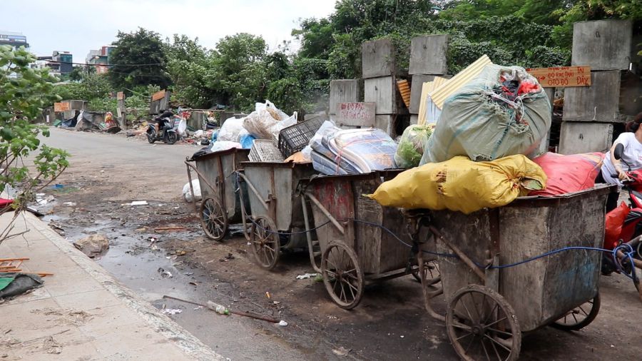 ナイロン袋、フォームボックス、食べ残し、建設廃材から古くて壊れたマットレス、ベッド、キャビネットまで、あらゆる種類のゴミが無差別に捨てられます。写真: グエン・リン
