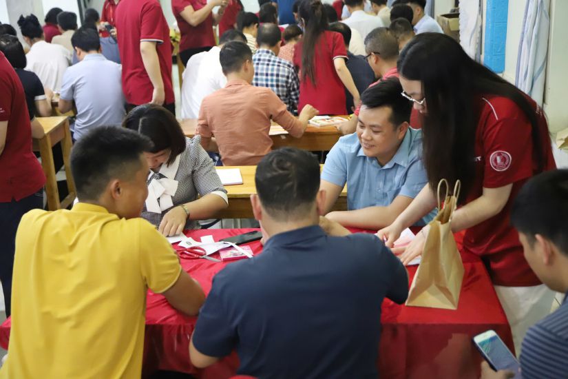 Sinh vien Khoa hoc va Cong nghe Giao duc, Dai hoc Bach khoa Ha Noi trong mot buoi tap huan ve giao duc STEM cho giao vien tai tinh Ha Giang (cu) hoi thang 4.2025. Anh: Van Trang