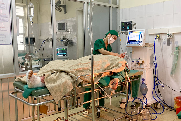 The male patient is now conscious, able to come into contact, and his lefttidy amputate head is warm. Photo: Quang Dat