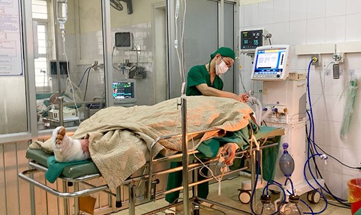 Nam bệnh nhân hiện đã tỉnh, tiếp xúc được, đầu chi chân trái hồng ấm. Ảnh: Quang Đạt
