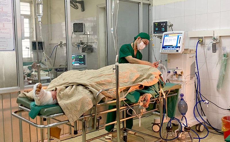 The male patient is now conscious, able to come into contact, and his lefttidy amputate head is warm. Photo: Quang Dat