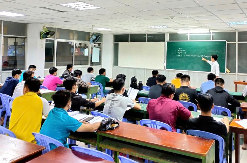 Les employes de PouYuen Company participent gratuitement a des cours d'amelioration de leurs qualifications organises conjointement par le CDCS. Photo : Duc Long