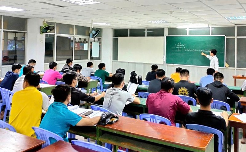 PouYuen Company's employees participate in training courses to improve their qualifications organized by the Trade Union for free. Photo: Duc Long