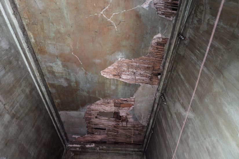 Tran nha bong troc nghiem trong. Anh: Nguyen Truong