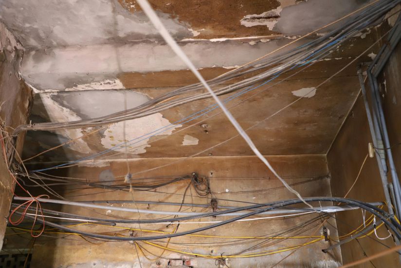 Khu tap the 3 tang tai duong Phan Boi Chau, phuong Nam Dinh, tinh Ninh Binh da xuong cap nghiem trong. Anh: Nguyen Truong