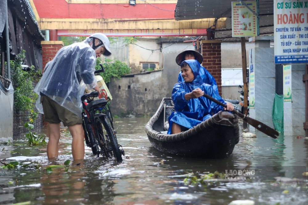 Sau khi bao so 12 tan, mua o Hue da giam, nuoc o nhieu noi bat dau rut. The nhung tai to dan pho Tan Lap (phuong Thuan An, TP Hue), nuoc lu van ngap sau. 
