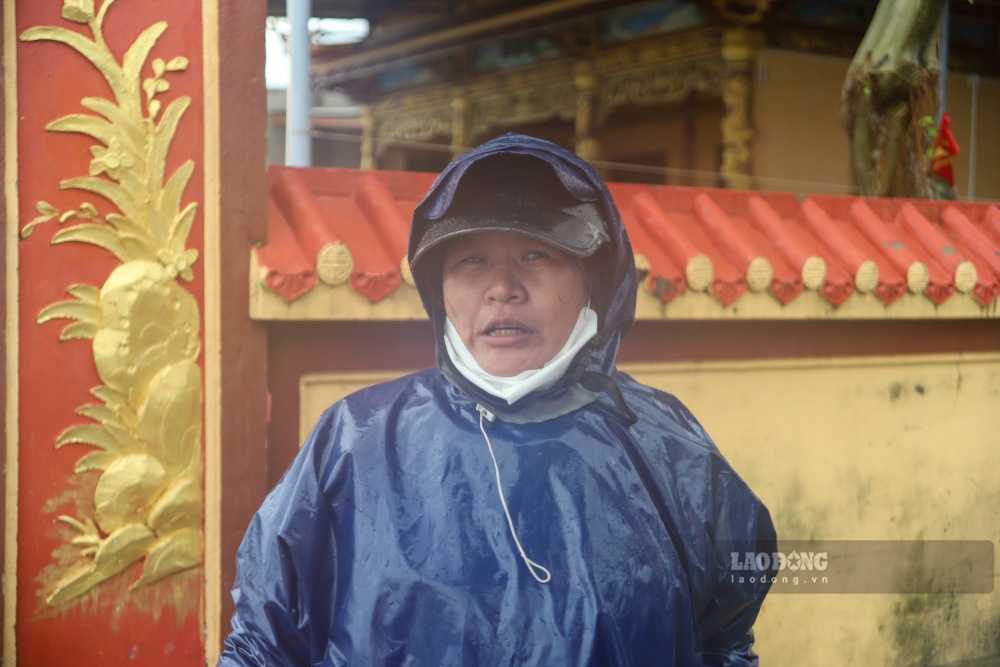 “Nam nao cung co ngap, dot nay nuoc vao nha hon 1 met, loi ben ngoai ngang nguc, phai ke cao hau het do dac trong nha” – ba Tran Be (nguoi dan) cho hay.