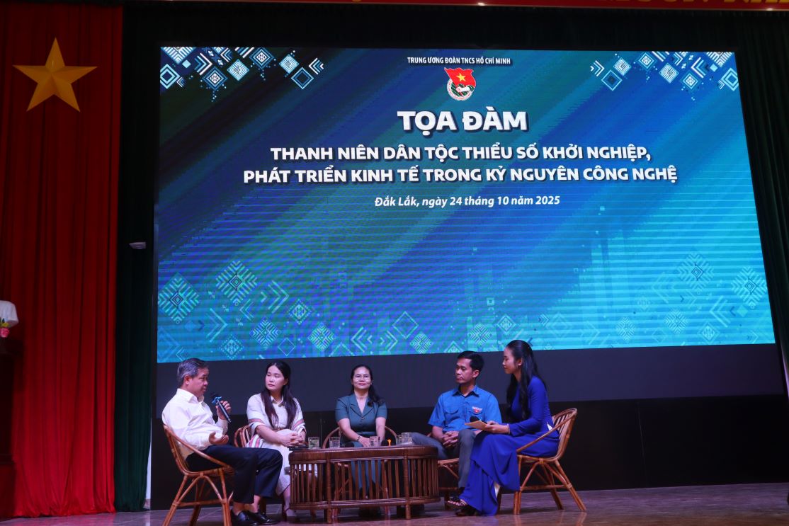 Cac thanh vien tham gia toa dam. Anh: Thanh Quynh