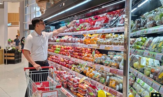 Các doanh nghiệp bán lẻ trên cả nước đang tất bật chuẩn bị những chương trình kích cầu quy mô lớn, với mục tiêu vừa thúc đẩy doanh thu, vừa kích cầu tiêu dùng góp phần tăng trưởng GDP. Ảnh: Tuyết Lan