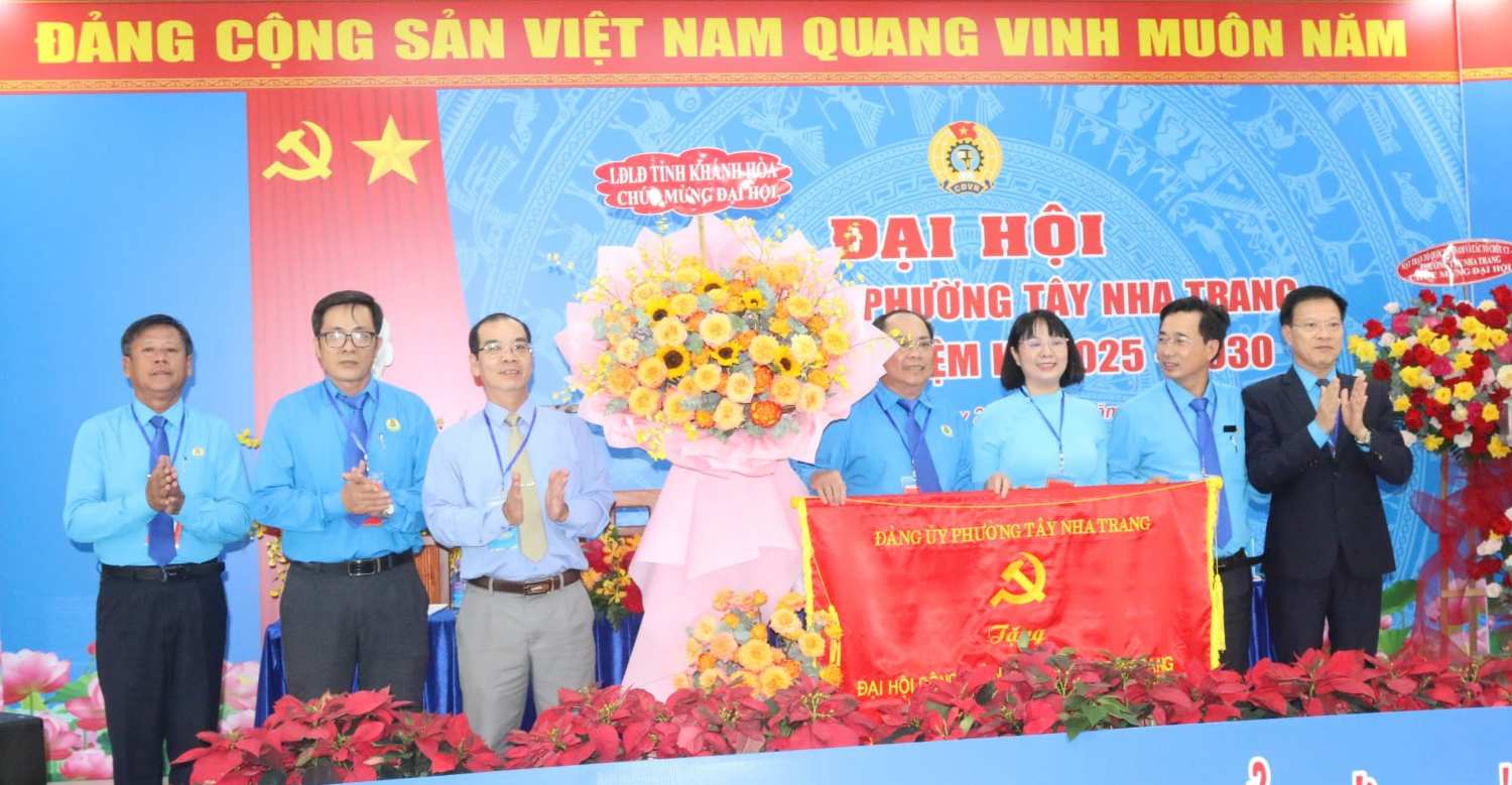 Lanh dao LDLD tinh Khanh Hoa tang hoa chuc mung Dai hoi. Anh: Phuong Linh