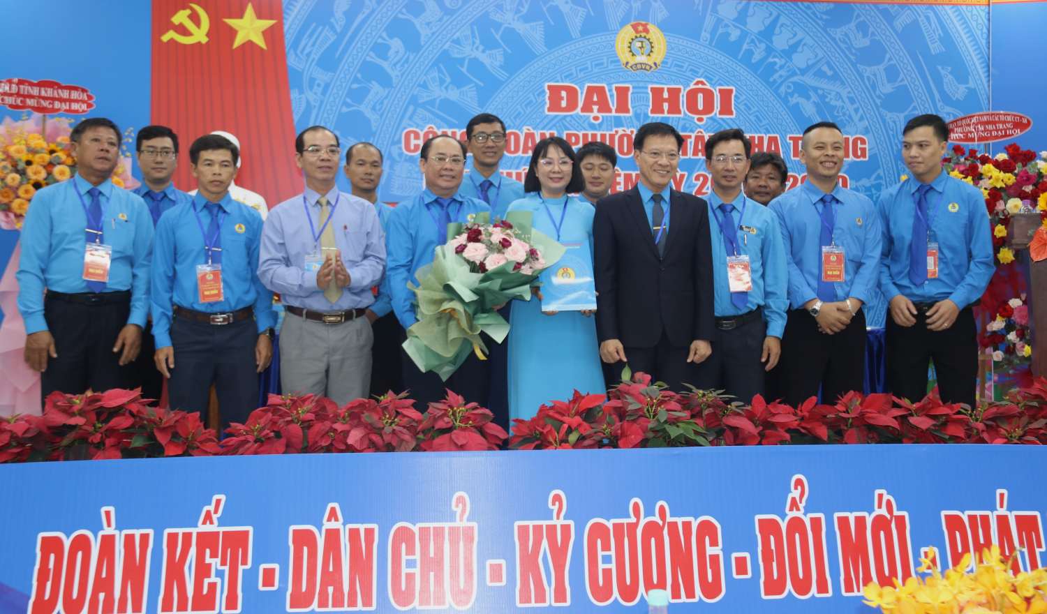 Mr. Phan Thanh Liem (4th from right), Chairman of Khanh Hoa Provincial Federation of Labor congratulated the Tay Nha Trang Ward Trade Union Executive Committee for the 2025-2030 term. Photo: Phuong Linh