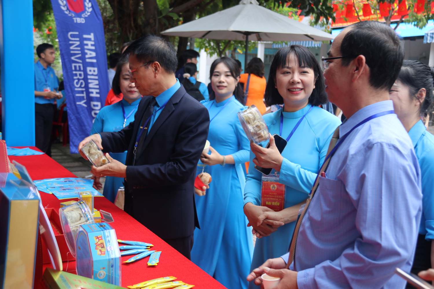 Dai hoi Cong doan lan thu I, phuong Tay Nha Trang trung bay hinh anh du lich va san vat dia phuong. Anh: Phuong Linh