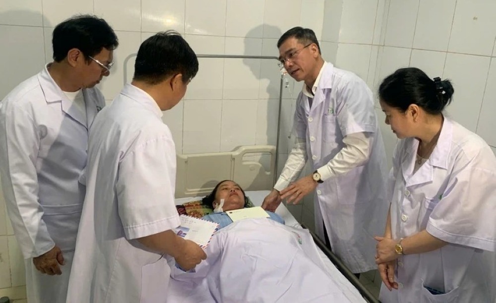  Lanh dao Bo Y te den Benh vien Huu nghi Da khoa Nghe An tham hoi, dong vien cac dieu duong va benh nhan bi thuong trong vu tan cong tai Benh vien San Nhi Nghe An. Anh: Le Hao.