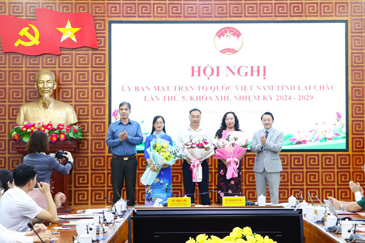 ソン・アホ氏（右）は、ベトナム祖国戦線省省委員会の指導力を補うことが協議により合意された同志たちに花束を贈って祝福した。写真: ライチャウ省人民委員会